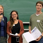 Frau Prof. Simmenroth mit den Stipendiaten Laura Ziegler und Julian Hauptmann